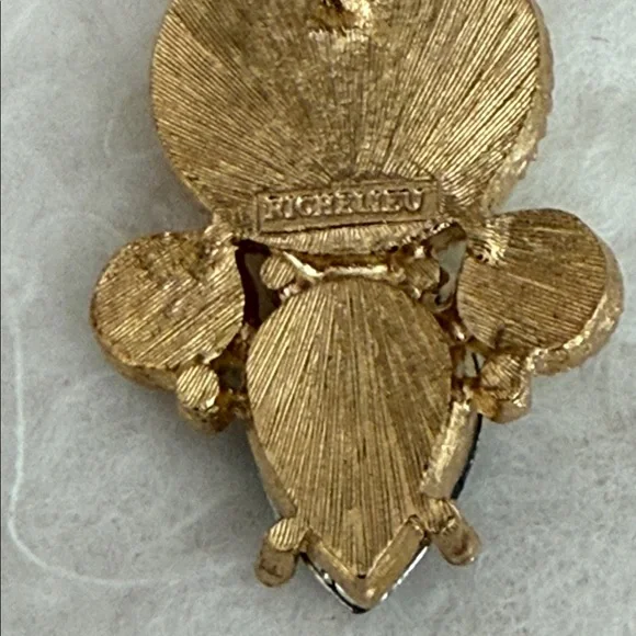 Elegant Gold and Green Richelieu Signed Brooch Pin - Picture 3 of 3